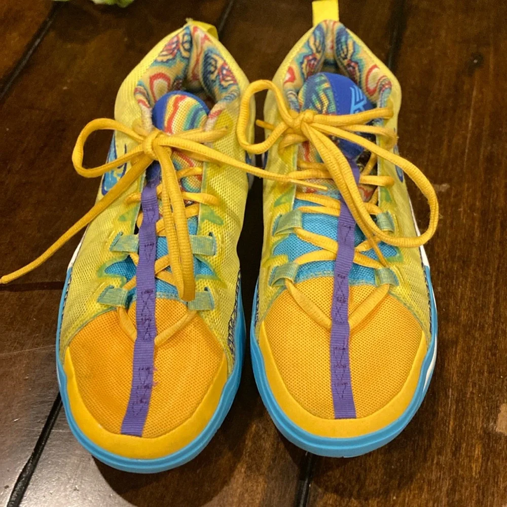 Youth Size 5.5 Nike Kyrie Flytrap Kaleidoscope Basketball Shoes (ABBA) - Picture 2 of 14